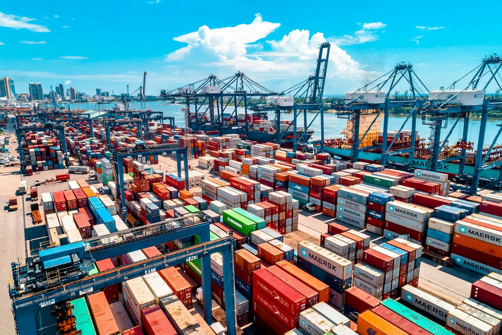 Container colorati in un porto